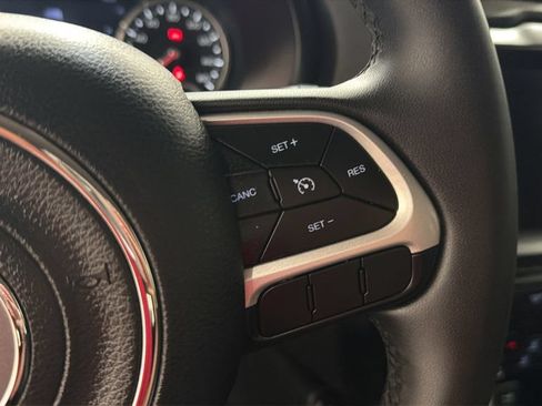 Used 2018 Jeep Renegade Latitude w/ UConnect 8.4 Nav Group FWD image 19