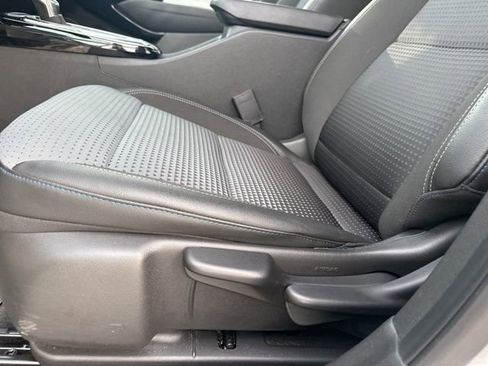 Used 2025 Chevrolet Trax LT w/ LT Convenience Package image 20