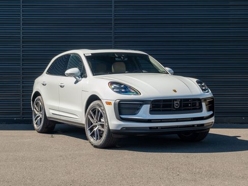 Certified 2026 Porsche Macan AWD/4WD image 10