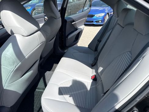 Used 2019 Toyota Camry SE FWD image 18