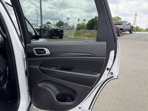 Used 2020 Jeep Grand Cherokee Laredo RWD image 32