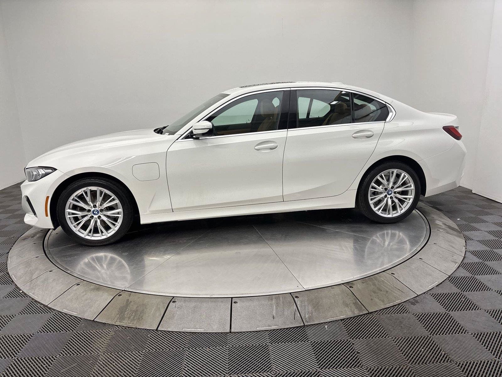 Used 2024 BMW 330e w/ Convenience Package RWD image 16