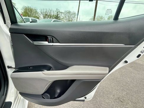 Used 2018 Toyota Camry SE FWD image 14