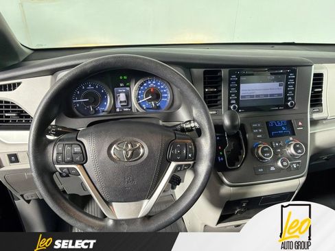 Used 2020 Toyota Sienna LE w/ LE Preferred Package FWD image 14