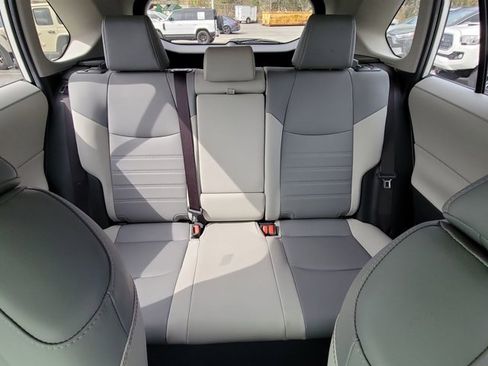 Used 2022 Toyota RAV4 XLE Premium image 5