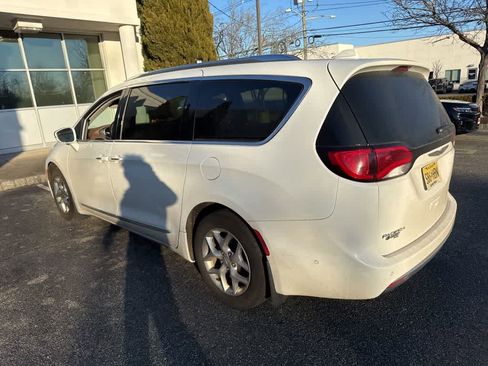 Used 2017 Chrysler Pacifica Limited image 13