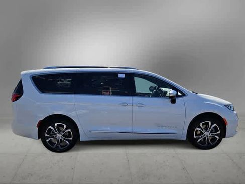 New 2026 Chrysler Pacifica Pinnacle AWD/4WD image 9