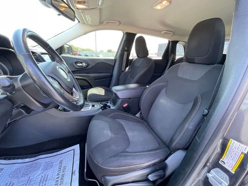 Used 2015 Jeep Cherokee Latitude w/ Cold Weather Group AWD/4WD image 11