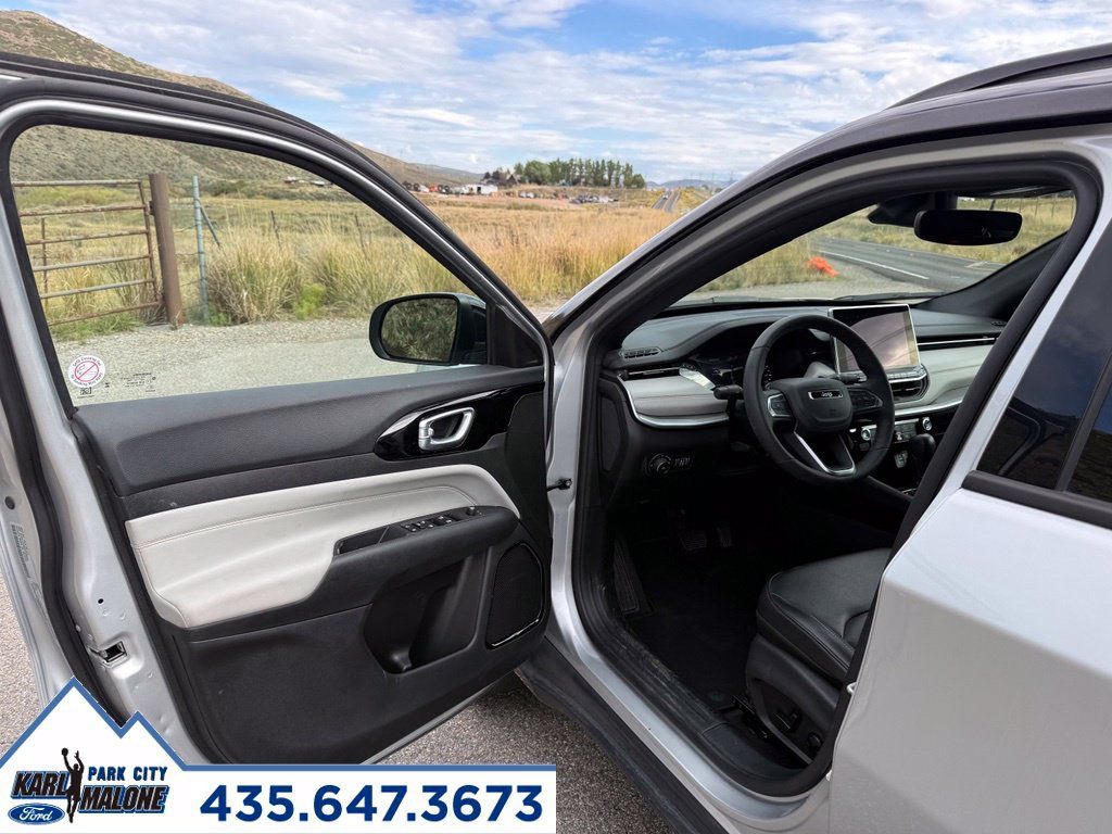 Used 2025 Jeep Compass Limited AWD/4WD image 11