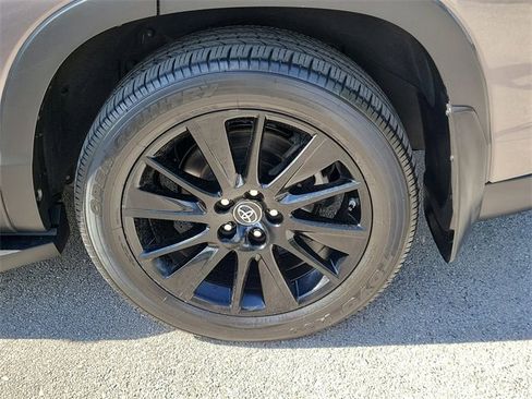 Used 2019 Toyota Highlander SE w/ Carpet Mat Package (TMS) image 9