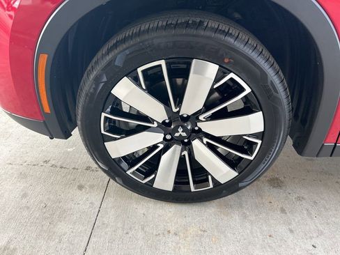 New 2025 Mitsubishi Outlander SE image 14