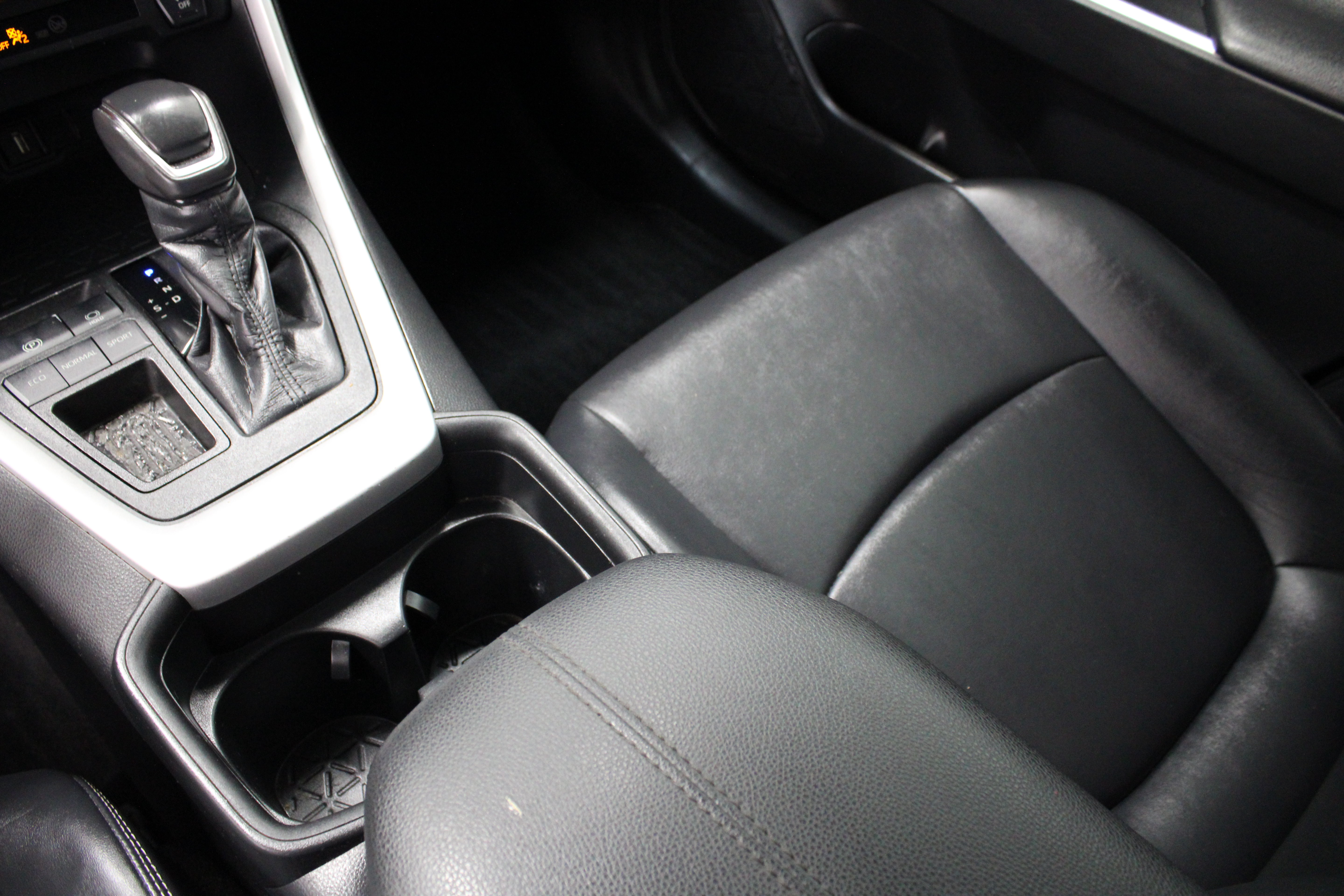 Used 2020 Toyota RAV4 XLE Premium FWD image 17