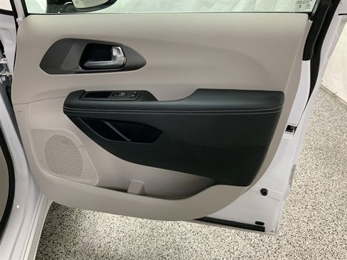 Used 2024 Chrysler Pacifica Touring-L image 21