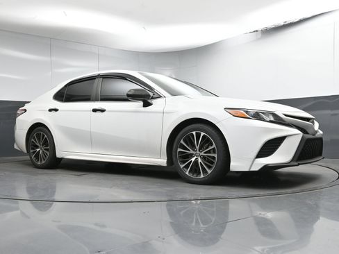 Certified 2020 Toyota Camry SE image 23