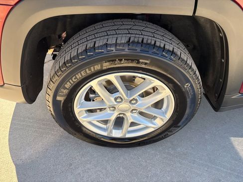 Used 2025 Jeep Grand Cherokee Laredo X w/ Trailer Tow Package image 11