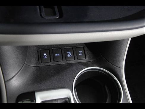 Used 2019 Toyota Highlander LE AWD/4WD image 14