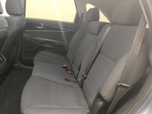 Used 2020 Kia Sorento LX image 18
