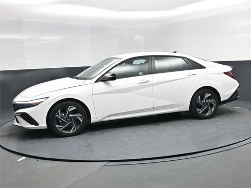 Certified 2025 Hyundai Elantra Sport image 3
