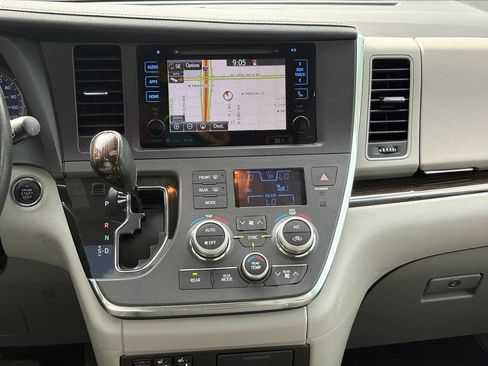 Used 2017 Toyota Sienna XLE Premium FWD image 13