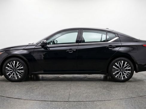 Used 2025 Nissan Altima 2.5 SV FWD image 5