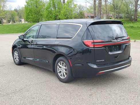 Used 2024 Chrysler Pacifica Touring-L FWD image 3
