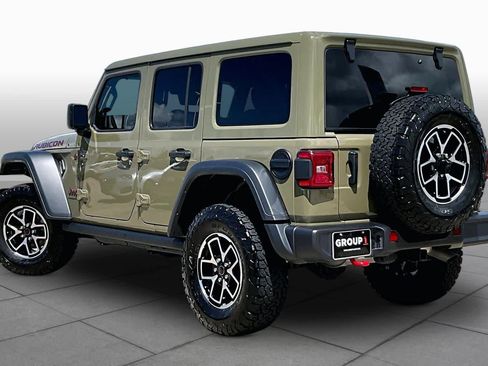 Used 2025 Jeep Wrangler Unlimited Rubicon w/ Convenience Group AWD/4WD image 12