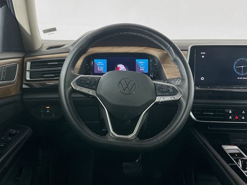 Used 2025 Volkswagen Atlas SE FWD image 18