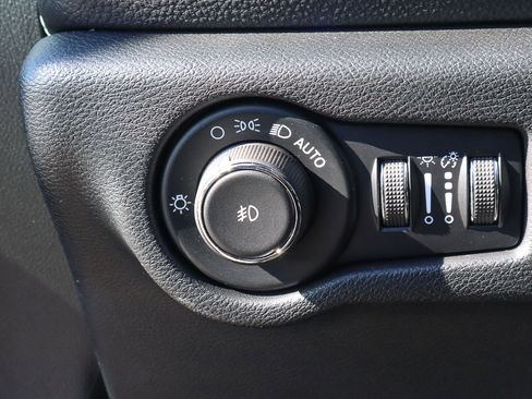 Used 2025 Chrysler Pacifica Limited image 17