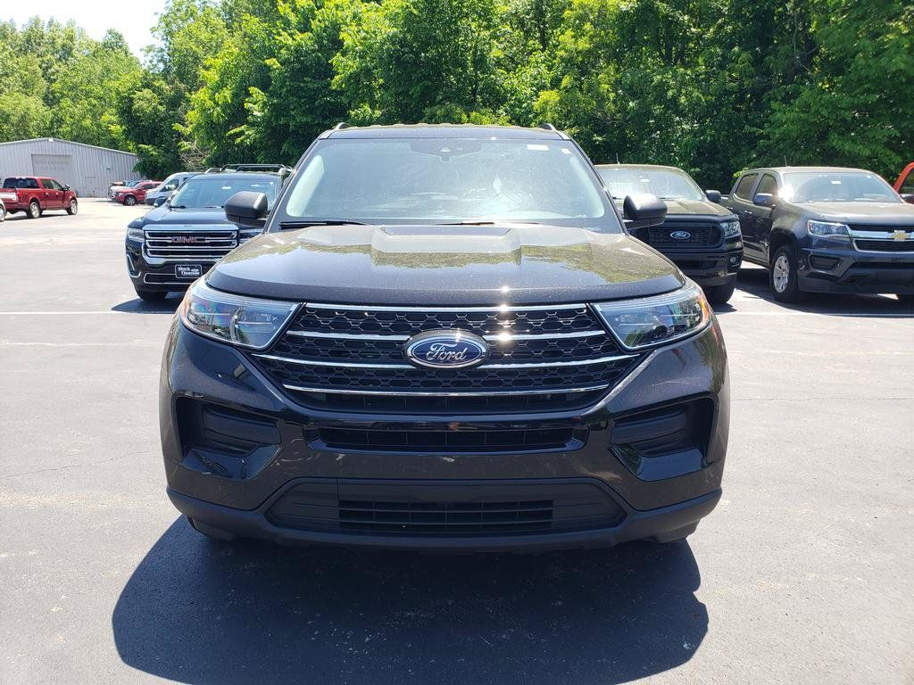 Used 2023 Ford Explorer XLT AWD/4WD image 2
