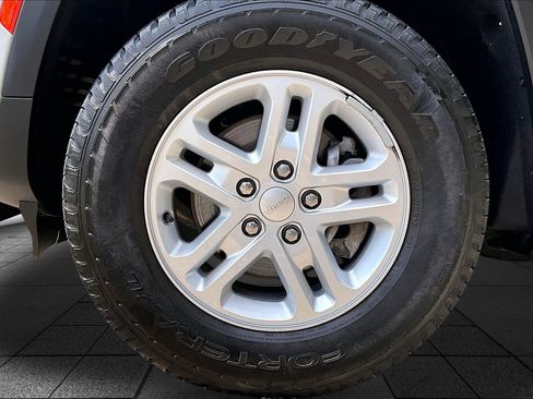 Used 2023 Jeep Grand Cherokee Laredo w/ Luxury Tech Group I AWD/4WD image 8