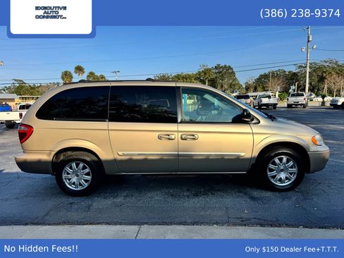 Used 2007 Chrysler Town & Country Touring image 4