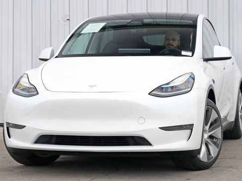 Used 2020 Tesla Model Y Long Range image 3