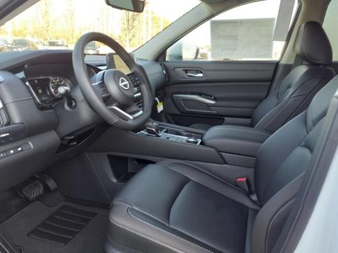 Certified 2025 Nissan Pathfinder SL AWD/4WD image 5