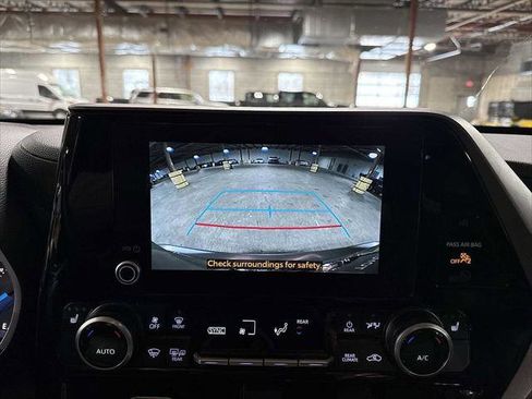 Certified 2025 Toyota Highlander XLE image 26