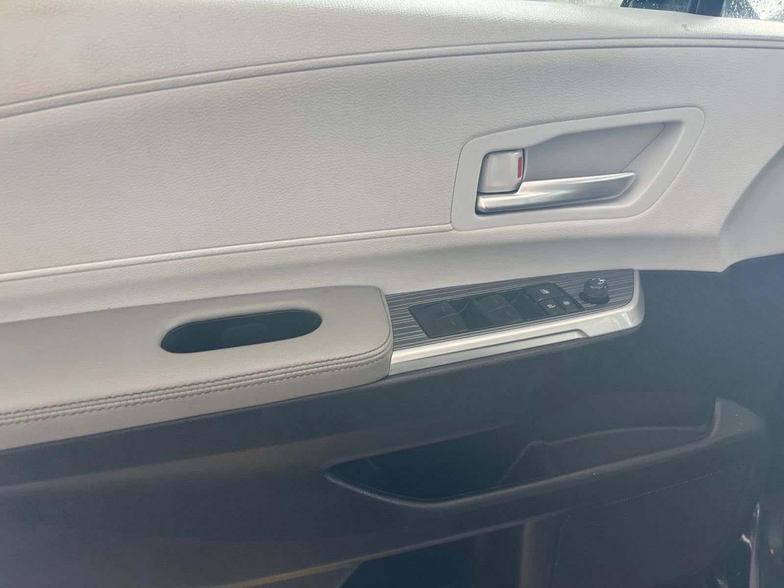 Used 2025 Toyota Sienna XLE FWD image 18