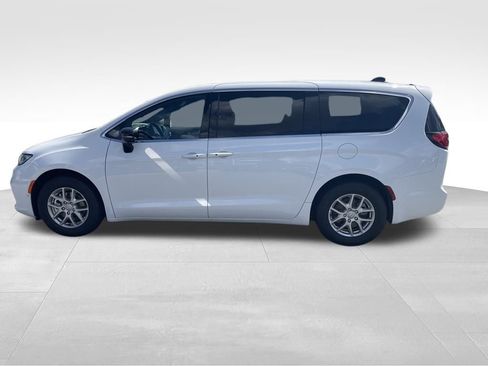 New 2026 Chrysler Pacifica Select image 3