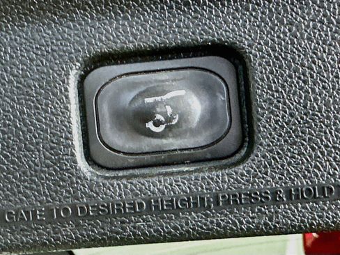 Used 2018 Ford Explorer XLT w/ Equipment Group 202A FWD image 30