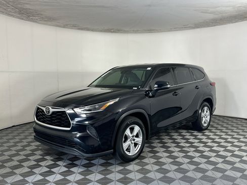 Used 2021 Toyota Highlander L FWD image 7