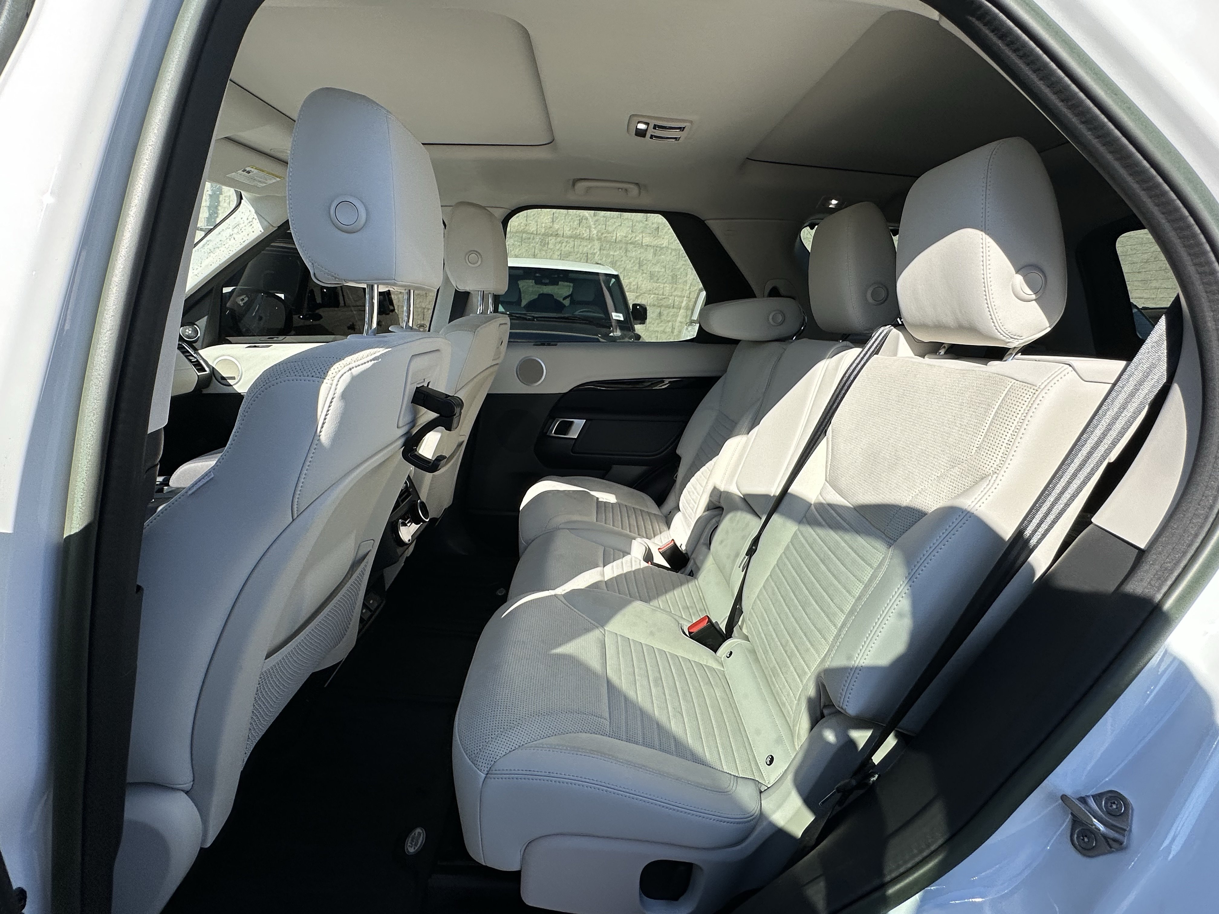 Certified 2023 Land Rover Discovery S AWD/4WD image 30
