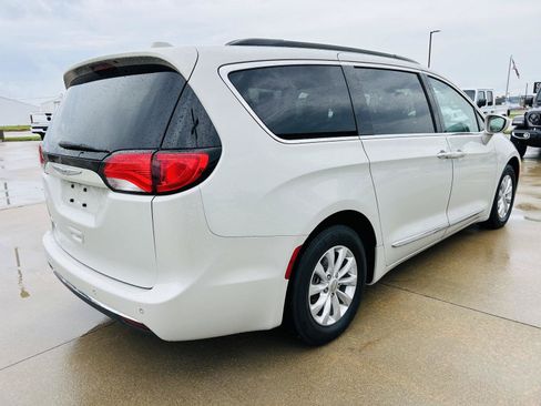 Used 2017 Chrysler Pacifica Touring-L FWD image 38