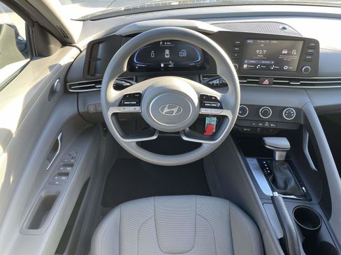 Certified 2025 Hyundai Elantra SE image 10