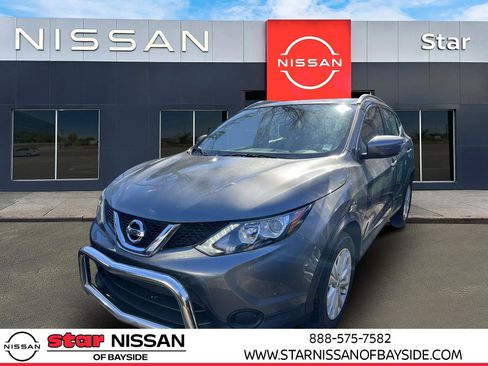 Used 2017 Nissan Rogue Sport SV image 2