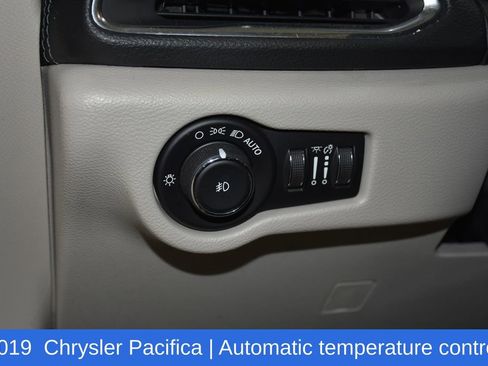 Used 2019 Chrysler Pacifica Limited image 9