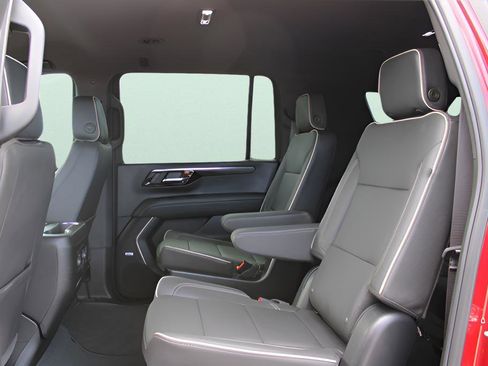 Used 2025 Chevrolet Suburban Premier image 17