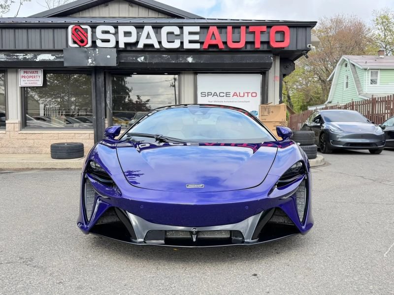 Used 2023 McLaren Artura RWD image 3