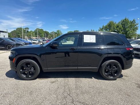 Used 2023 Jeep Grand Cherokee Altitude AWD/4WD image 2
