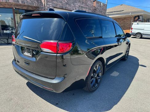 Used 2020 Chrysler Pacifica Touring-L Plus w/ Advanced Safetytec Group FWD image 17