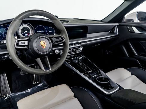 Used 2022 Porsche 911 Turbo image 2