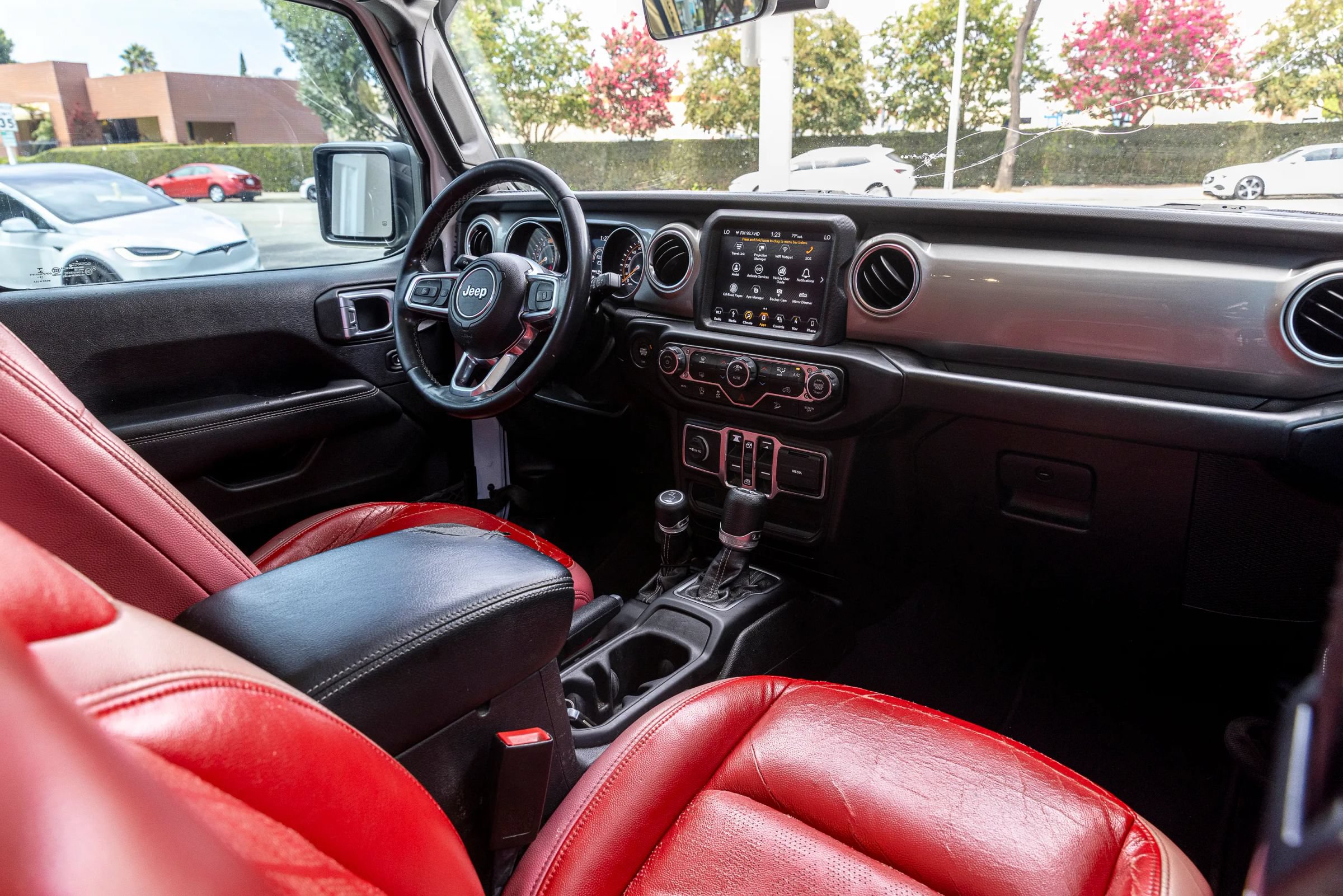 Used 2019 Jeep Wrangler Unlimited Sahara AWD/4WD image 29