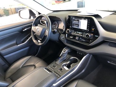 Used 2020 Toyota Highlander XLE image 56